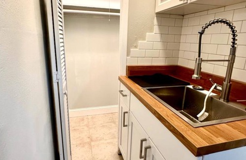 Edgewood Apartment | Studio in Fort Lauderdale w/FREE Parking,Kitchen,Wi-Fi - 8mins from FLL Airport