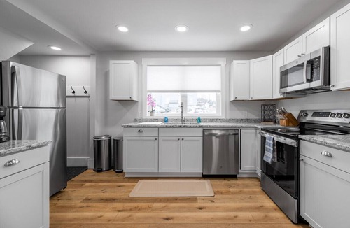Bangor Apartment | Stylish 1BR|Walk to Downtown Bangor|Fast Wifi|Near Waterfront