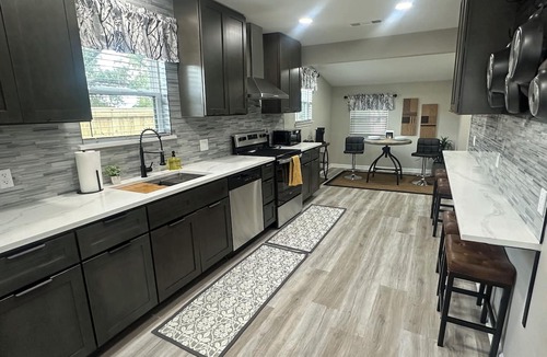 College Station House | Stylish 2Bdrm in perfect location-close to A&M, Midtown Park, & Blinn