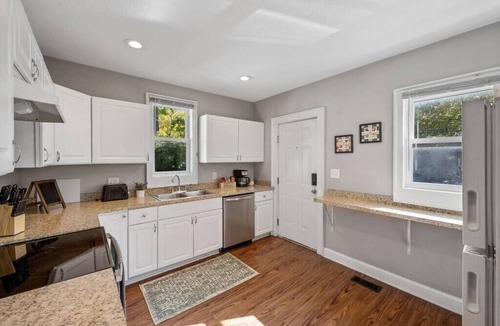 University District House | Stylish 5BRs Next to Expo Center & Near Stadium,2 Free parking