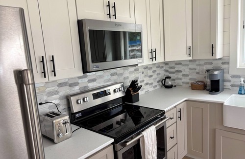 Sitka House | Stylish and peaceful, walkable to airport - 2 bed 1.5 bath cottage