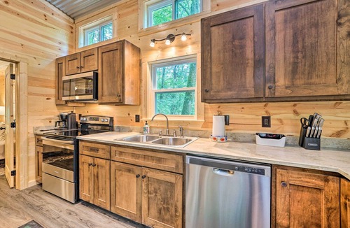 Broken Bow Cottage | Stylish Cabin by Beavers Bend: Hot Tub & Fire Pit
