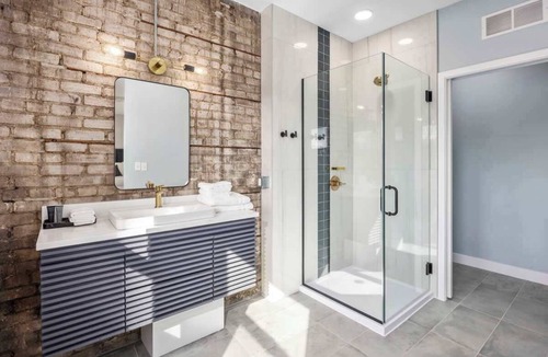 Grand Rapids Apartment | Stylish Dual King Suites - Walk to Bridge St