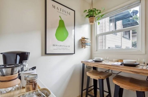 Albany Apartment | Stylish Flat with Free Parking in Downtown Albany