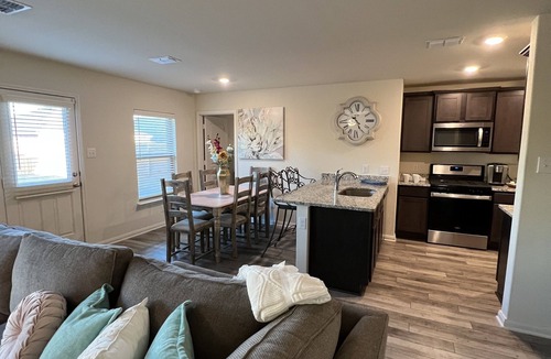 Forney House | Stylish Modern 3BD 2BA 30 minutes to Downtown Dallas Free HS-WiFi