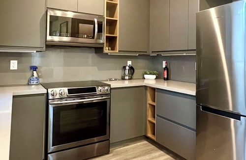 San Tomas House | Stylish new 2B2B detached house with a private backyard in a quiet neighborhood