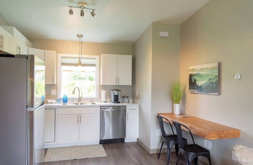 Palmer Bed & Breakfast | Stylish Palmer Studio Cozy, Walkable, Mt. Views!