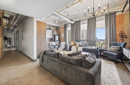 Downtown Dallas Apartment | Stylish Vintage Loft with Valet Parking,Pool & Gym