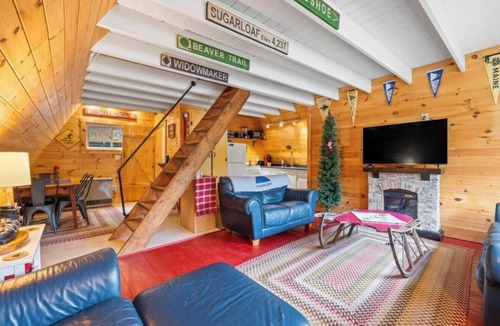 Stratton Cabin | Sugarloaf A-Frame! 6 minutes to the access road. Your private mountain retreat!