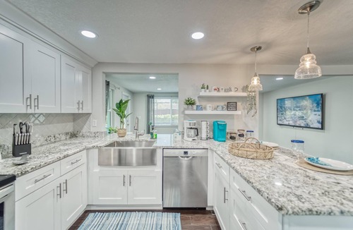 Apollo Beach House | Summer Gem -Free heated Pool -3B-2BR King-Q-2Twin-SB -patio-cozy fire pit-bbq