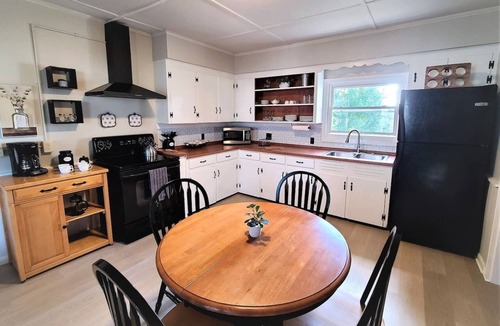 Waterville Apartment | Sun-kissed Serenity - 2 Bdrm Apt with Sunroom