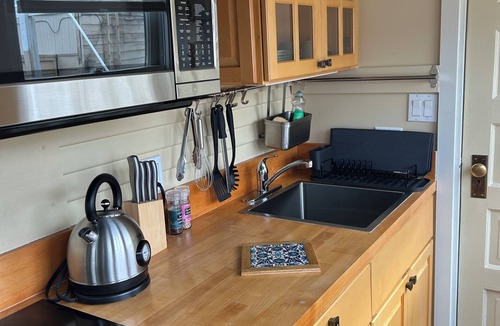Piedmont Avenue Apartment | Sunny furnished 2nd floor apartment in trendy Temescal neighborhood