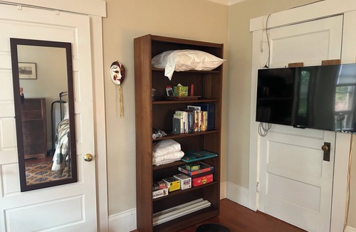 Piedmont Avenue Apartment | Sunny furnished 2nd floor apartment in trendy Temescal neighborhood