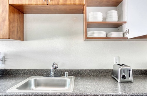 Shoreline West Apartment | Sunny Mountain View 1BR w/W/D, Pool & Gym, near Safeway, by Blueground