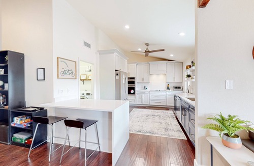 Tempe House | Sunny South Tempe gem with enclosed yard, covered lanai, grill, & washer/dryer