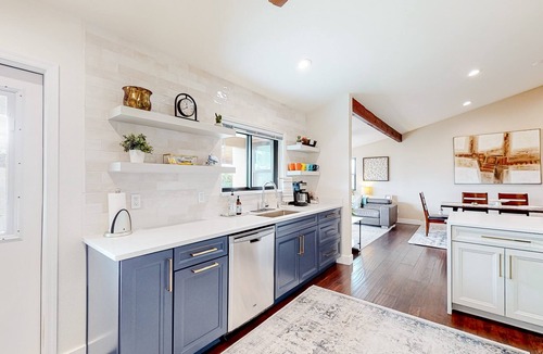 Tempe House | Sunny South Tempe gem with enclosed yard, covered lanai, grill, & washer/dryer