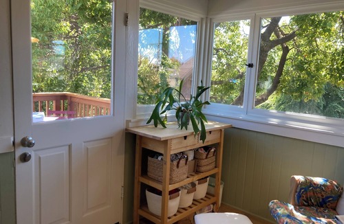 Upper Telegraph Apartment | Sunny Spacious Tastefully Furnished Top-Floor Apartment: Berkeley-Oakland Border