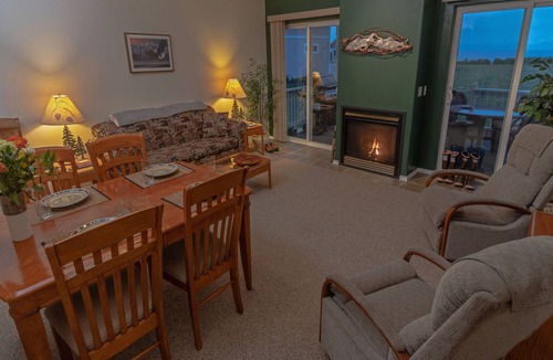 Happy Valley House | Sunset Bluff a lovely retreat overlooking Cook Inlet