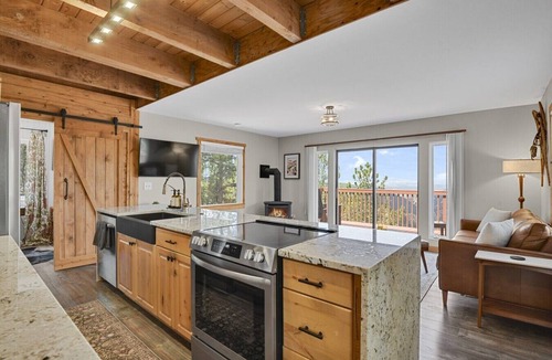 Rainbow Valley House | Sunset Ridge Escape with Hot Tub & Incredible Mountain Views