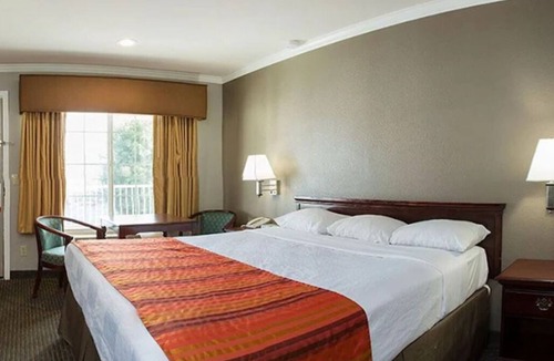 Mountain View Hotel | Super 8 by Wyndham want you to have a Super Time in Mountain View 6 mi to Levi's