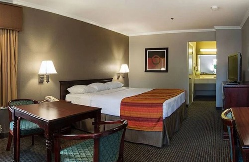 Mountain View Hotel | Super 8 by Wyndham want you to have a Super Time in Mountain View 6 mi to Levi's