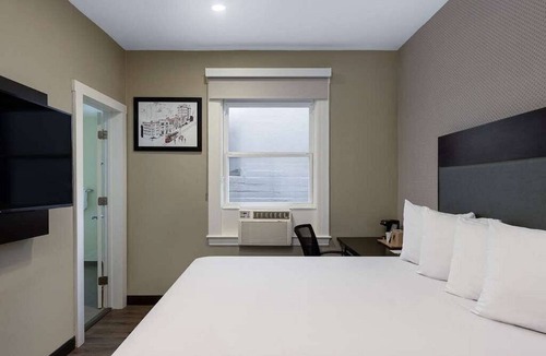 Tenderloin Hotel | Super 8 Hotel room near Union Square, walking distance to Moscone Center.