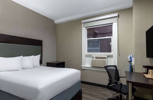 Tenderloin Hotel | Super 8 Hotel room near Union Square, walking distance to Moscone Center.