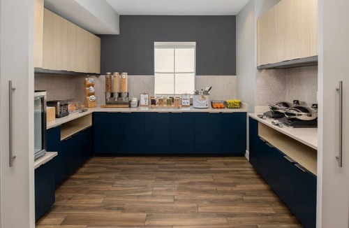 Downtown Hotel | Super Bowl Sunday at Town Place Campbell Queen Studio just 12 miles from Levi's!