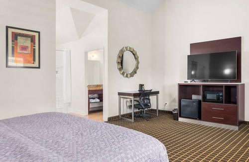 Westside Santa Cruz Hotel | Superior King Room + Sofa Bed | Oversized Soaking Tubs | Near Santa Cruz Beach