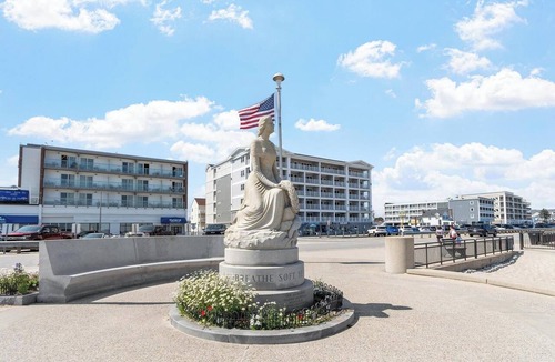 Hampton Apartment | Surfside- Boutique Studio Condo w/Pool