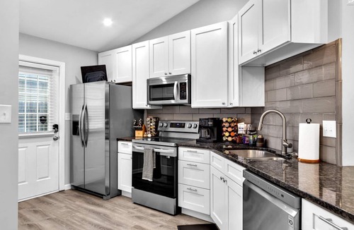 Columbus House | Sweet Retreat in NW Columbus- Perfect for your Labor Day Getaway!