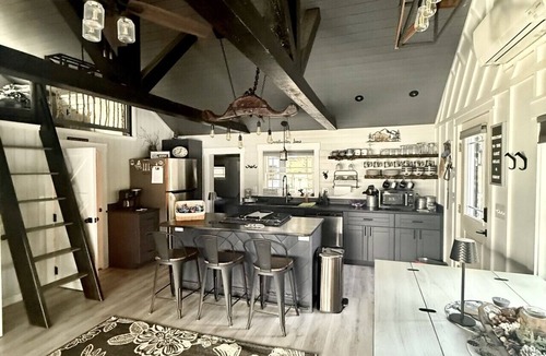 Baileyville Cabin | Sweetwater Lane – Lakefront Getaway on Pleasant Lake