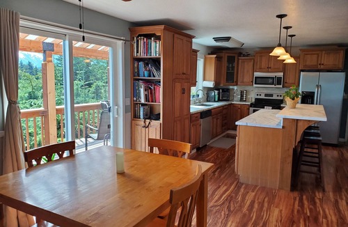Haines Condo | The Aerie, 2 bedroom, 2 bathroom, stunning view, BBQ, washer/dryer