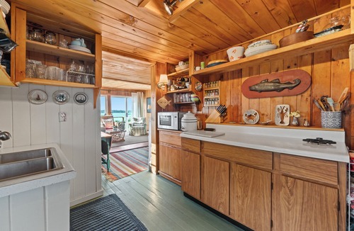 Mid-Coast and Islands Cottage | The Beach Pea 2 BR/1 BA Beachside bungalow feet from the Maine shore.