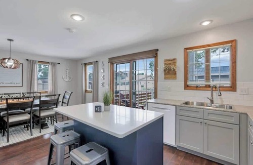 Buckeye Lake House | The Beacon|Water Views|Hot Tub|Free Bikes