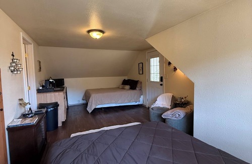 Seldovia Apartment | The Bird's Nest Studio Apt! Second floor, studio apartment in Seldovia, AK