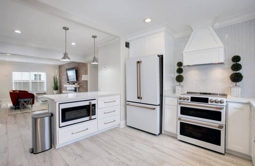 South Central Houston Apartment | The Bishop's Haven 2