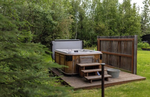 Fairbanks House | The Bush Pilot House Cozy Retreat with Hot Tub