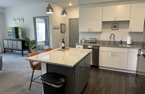 Tuttle West Apartment | The C-Suite | 1BR + office near Bridge Park