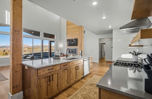 Hatch House | The Cliffs - Bryce Canyon-Zion- Hot Tub- Family Home Sleeps 10