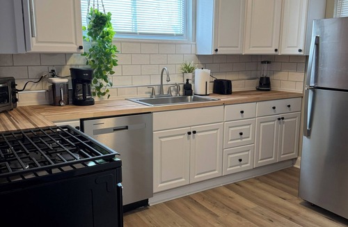 Columbus House | The Cozy Cottonwood Cottage- Clintonville 3BRM