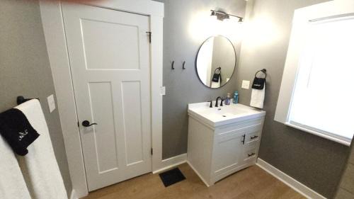Weinland Park House | The Funky Fun Haus - Pickleball, Hot Tub, Arcade
