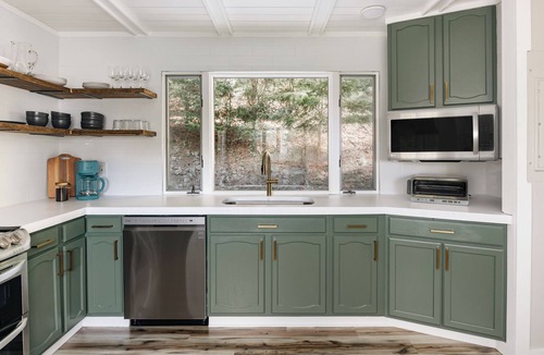 Wolf Laurel House | The Getaway Oasis! Mtn Views Hike Soak Relax 30 mins to Asheville
