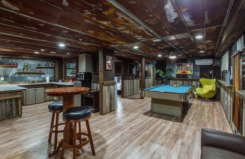 Dickerson Road House | The Graycroft - Billiards, Karaoke, and Stage!