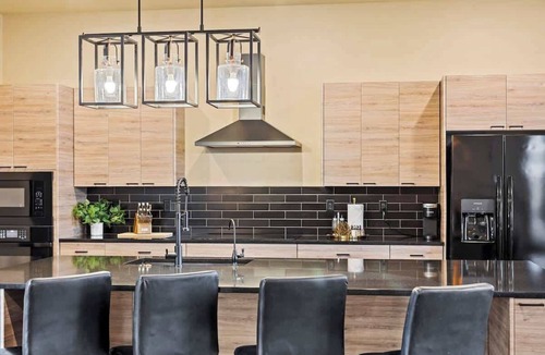 Big Water House | The Highlander: 4 Ensuites, 4000sf, Hot Tub, 16+