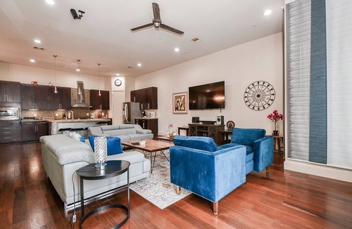 Midtown House | THE JAMERICAN UNIT B - Downtown Gated Luxury 3-bedroom 2200 sq ft Townhouse