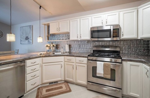 University Area House | The Last Frontier Lake House Lodge in Anchorage 3bdrm 2ba