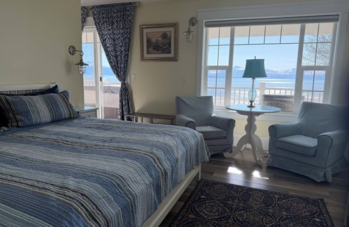 Homer Cabin | The Lookout Lodge on Bishop's Beach with Spectacular views of Kachemak Bay!