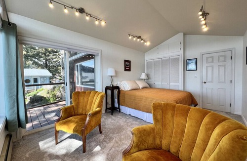 Kodiak House | The Main Deck - Cliffside, Ocean Views