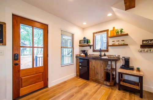 Elm Mott House | The Nuthatch Cabin 15 MIN to Magnolia Baylor